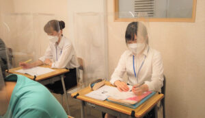 นักศึกษาฝึกงานด้านการศึกษาจากมหาวิทยาลัยนิโชกักขุชะ สาขาโตเกียว